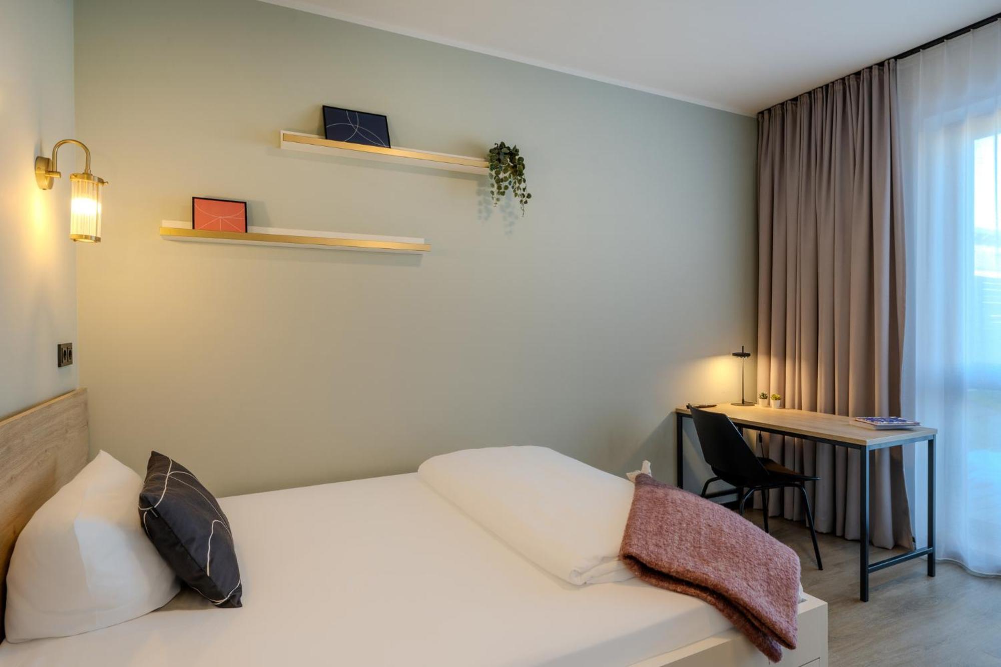 The Base Berlin One Hotel ภายนอก รูปภาพ
