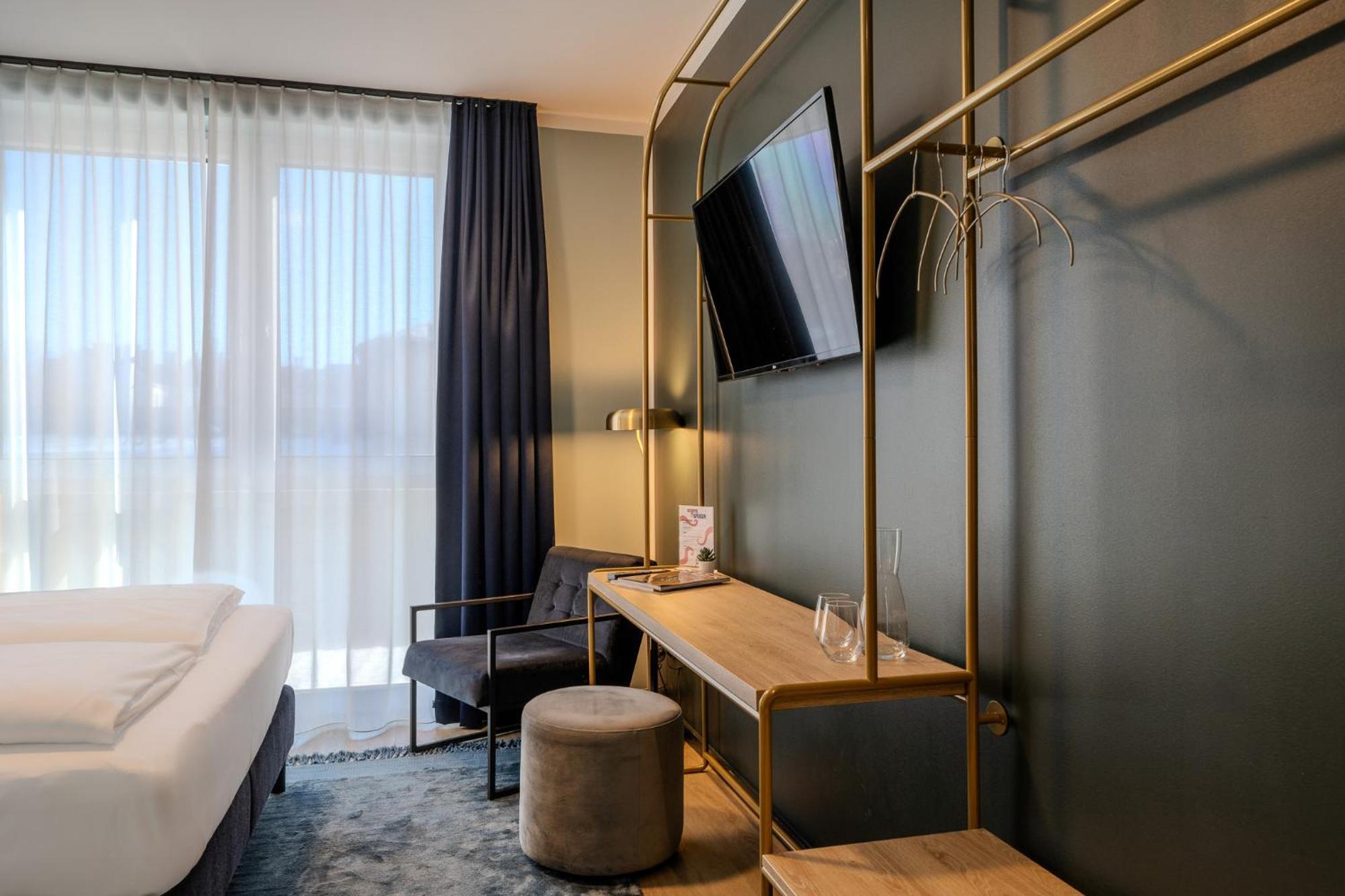 The Base Berlin One Hotel ภายนอก รูปภาพ